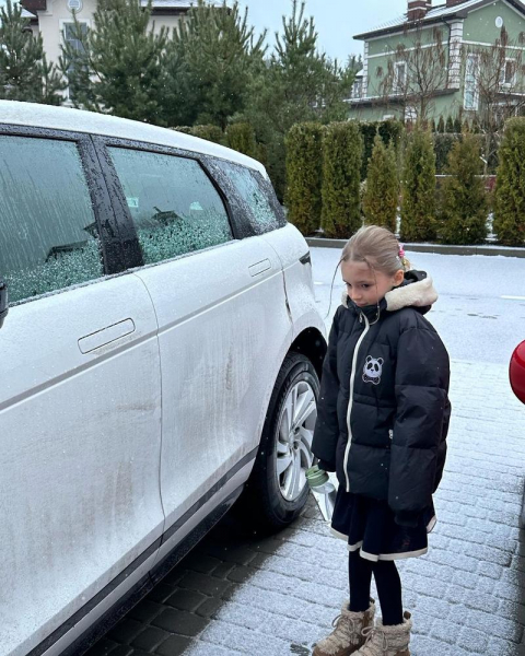 Кацуріна показала, як відзначила 8-річчя доньки з молодшою дитиною й Дантесом
