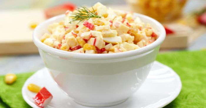 prostij-salat-z-vegetarianskimi-krabovimi-palichkami-900ae50-1020612-jpg