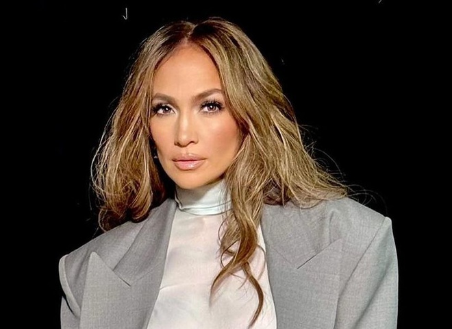 dzhej-lo-potishila-publiku-kadrami-v-pritalenij-sukni-z-kvitkoju-mizh-grudmi-b6d2f17-7353293-jpg