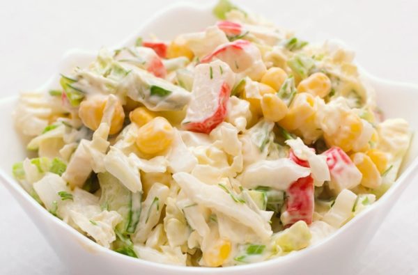 Салат з пекінської капусти, крабовими паличками і кукурудзою