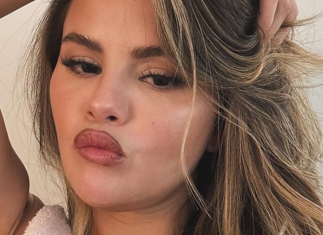 Селена Ґомез показала фото з "найкращим длугом", який її цілує й бере за груди