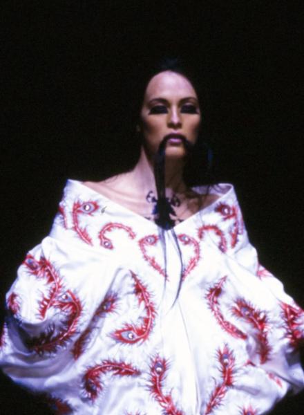 Б'юті-образи Alexander McQueen, які змінювали погляд на красу
