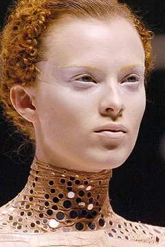 Б'юті-образи Alexander McQueen, які змінювали погляд на красу