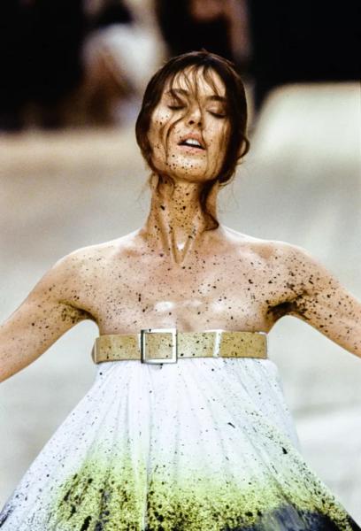 bjuti-obrazi-alexander-mcqueen-jaki-zminjuvali-pogljad-na-krasu-9e7099d-8796222-webp