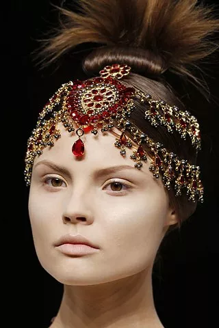 Б'юті-образи Alexander McQueen, які змінювали погляд на красу