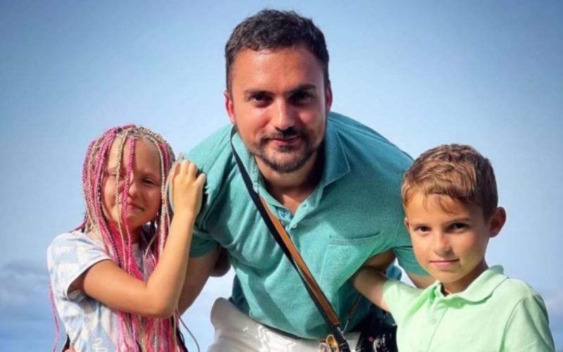 Ексчоловік Слави Камінської показався з їхніми підрослими дітьми під час відпочинку за кордоном
