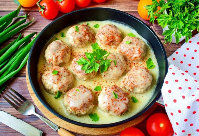 Фрикадельки з грибами і куркою