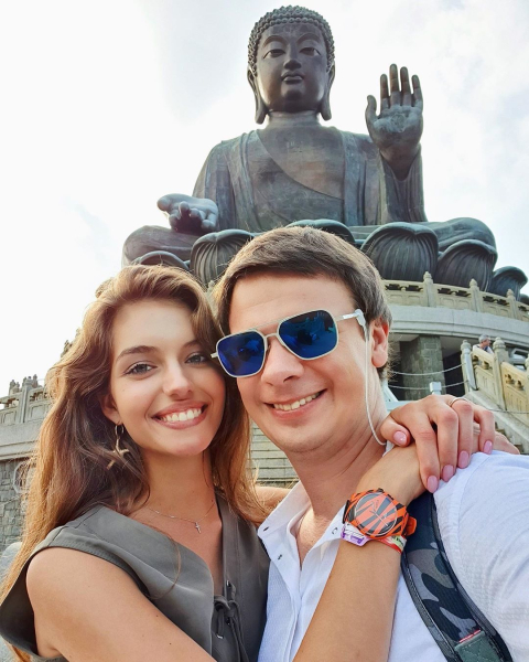Історія кохання Дмитра Комарова з дружиною: освідчення просто в небі, таємне весілля і майбутні діти