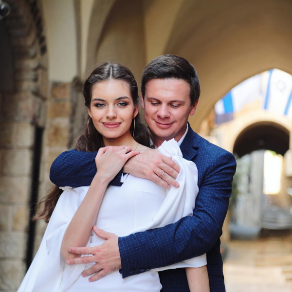 Історія кохання Дмитра Комарова з дружиною: освідчення просто в небі, таємне весілля і майбутні діти