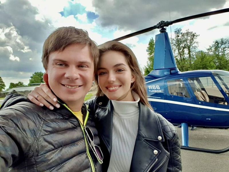 Історія кохання Дмитра Комарова з дружиною: освідчення просто в небі, таємне весілля і майбутні діти