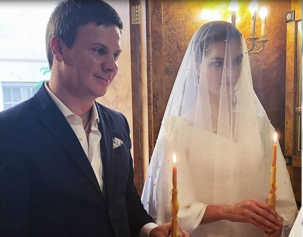 Історія кохання Дмитра Комарова з дружиною: освідчення просто в небі, таємне весілля і майбутні діти