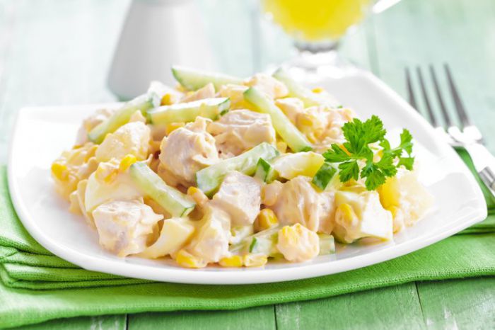 Салат з курячим філе, кукурудзою і маринованою цибулею
