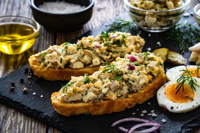 Салат зі скумбрії і кукурудзи