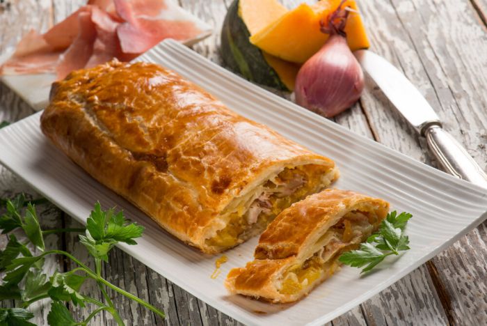 Штрудель з капустою і ковбасками