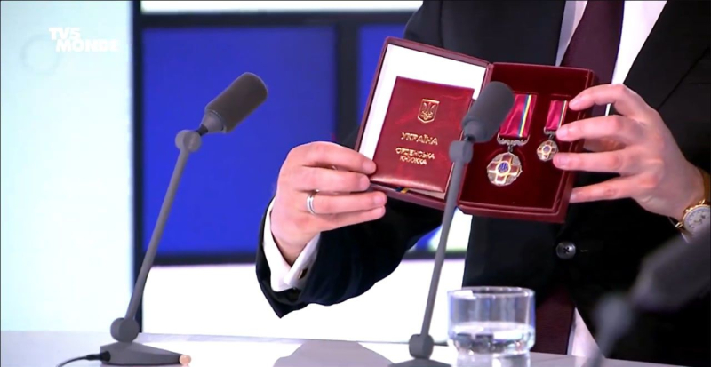 88-річний Ален Делон отримав від Володимира Зеленського важливу нагороду України