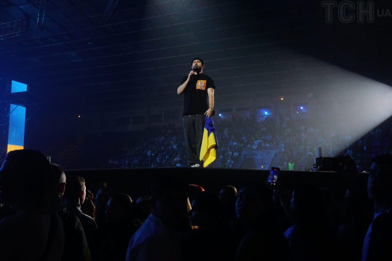 Артем Пивоваров виступив у Києві: дует із загадковою гостею, стрибки з висоти у залу і поява зірок "Голосу країни"