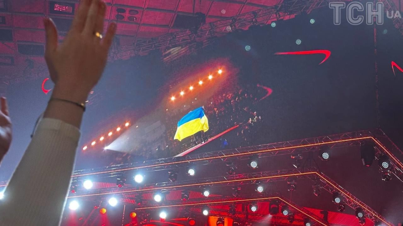 Артем Пивоваров виступив у Києві: дует із загадковою гостею, стрибки з висоти у залу і поява зірок "Голосу країни"
