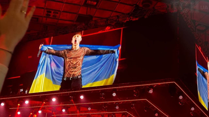 Артем Пивоваров виступив у Києві: дует із загадковою гостею, стрибки з висоти у залу і поява зірок "Голосу країни"