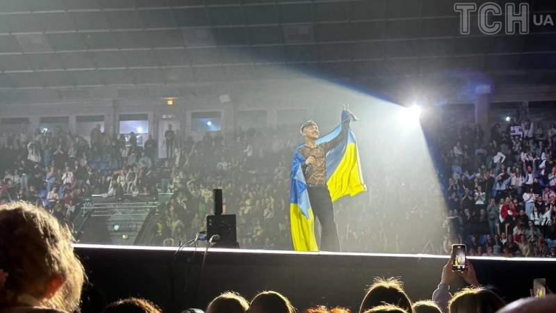 Артем Пивоваров виступив у Києві: дует із загадковою гостею, стрибки з висоти у залу і поява зірок "Голосу країни"