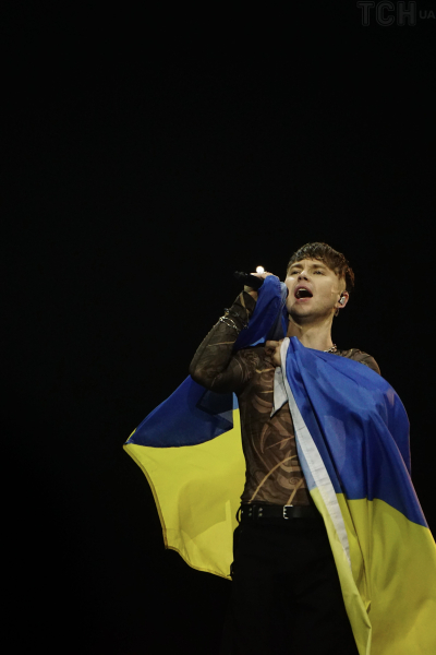 Артем Пивоваров виступив у Києві: дует із загадковою гостею, стрибки з висоти у залу і поява зірок "Голосу країни"