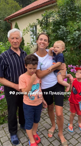 Дружина Григорія Решетніка показала свого 90-річного дідуся та як він бавиться з правнуками