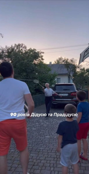 Дружина Григорія Решетніка показала свого 90-річного дідуся та як він бавиться з правнуками