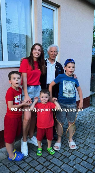 Дружина Григорія Решетніка показала свого 90-річного дідуся та як він бавиться з правнуками