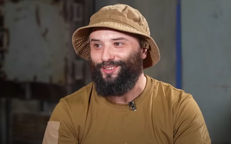 Дружина зірки "Ліги Сміху" Розового розповіла про його стан після тяжкого поранення голови на фронті