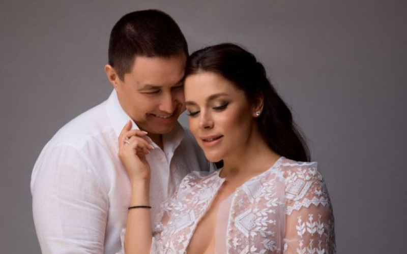 Іванна Онуфрійчук вагітна первістком і показала чималий округлий животик