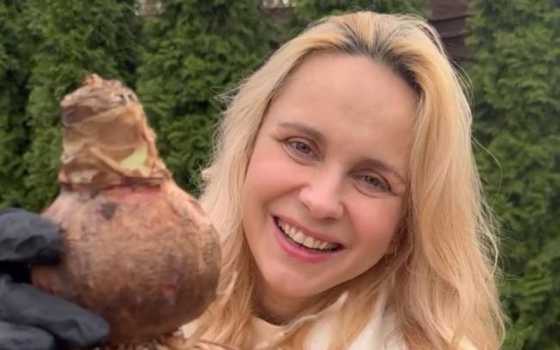 Лілія Ребрик показала, як біля свого заміського маєтку саджає квіти з доньками