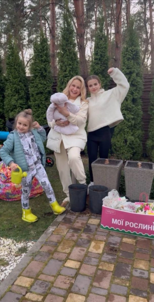 Лілія Ребрик показала, як біля свого заміського маєтку саджає квіти з доньками