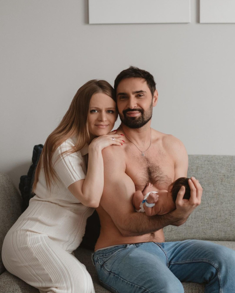 Віталій Козловський вперше показав спільні фото з дружиною та новонародженим сином