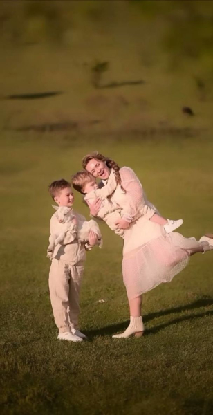 Анна Саліванчук показала, як з Дашею Малаховою на екофермі Великдень святкує