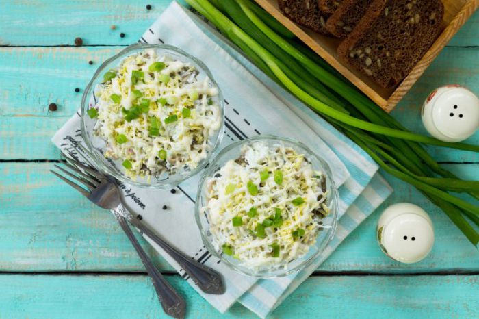 Дієтичний і смачний салат з куркою, горіхами і чорносливом