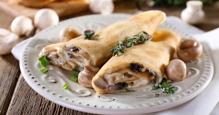 Млинці з помідорами і грибами