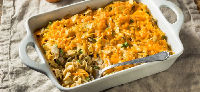 Риба, запечена з макаронами, під молочним соусом