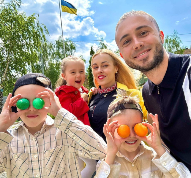 Тарас Тополя замилував рідкісним фото з дружиною та помітно підрослими синами і донькою