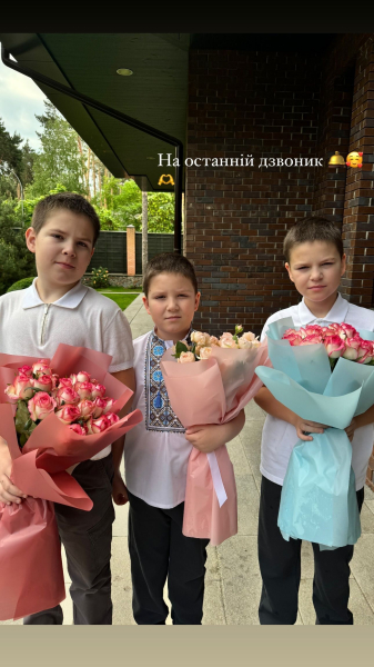 Вагітна дружина Сергія Тігіпка показала трьох синів-красенів і як збирала їх на останній дзвоник