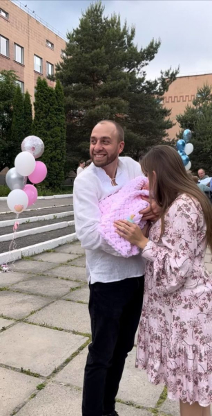 Відома українська блогерка вперше стала мамою і розчулила кадрами з виписування