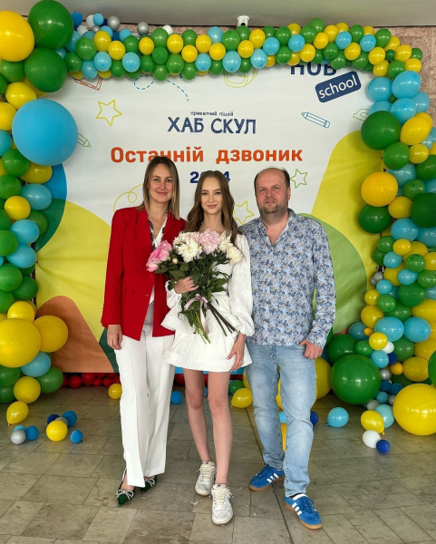Віктор Бронюк замилував рідкісними фото з дружиною та з помітно підрослими сином і донькою