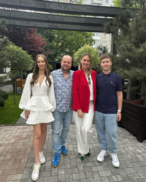 Віктор Бронюк замилував рідкісними фото з дружиною та з помітно підрослими сином і донькою