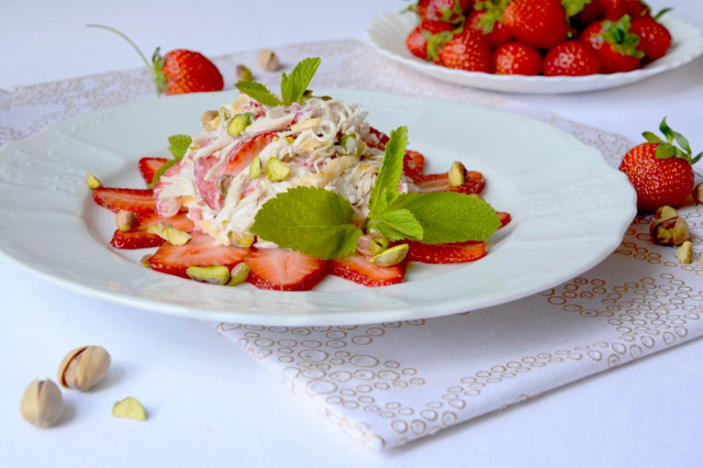 Дуже простий салат з полуницею