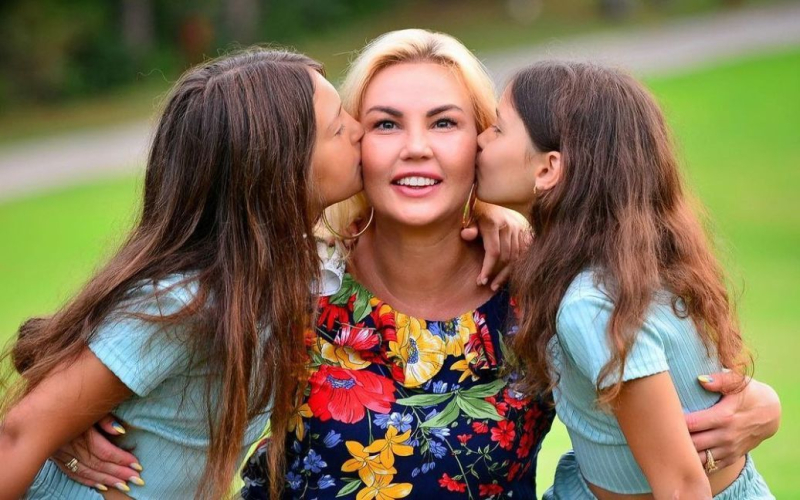 Камалія показалася на кумедних фото з ексчоловіком і доньками в Лондоні: "Обожнюю такі моменти"