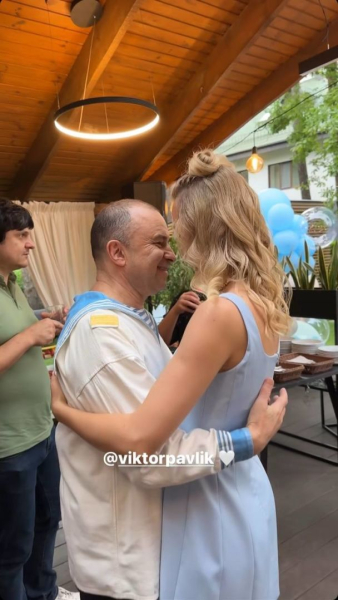 Віктор Павлік показав рідкісне фото з тещею-красунею та як вся родина день народження сина святкувала