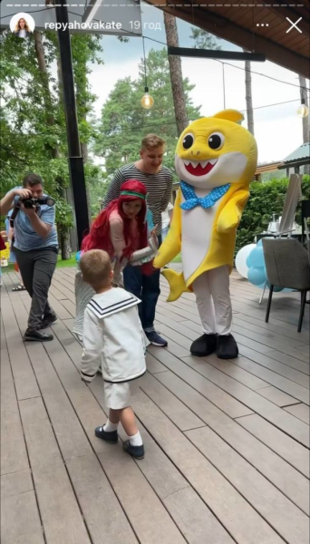Віктор Павлік показав рідкісне фото з тещею-красунею та як вся родина день народження сина святкувала