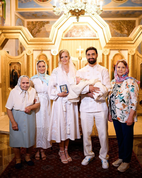 Віталій Козловський показав зворушливі фото з хрещення сина і розсекретив відомих хрещених Оскара