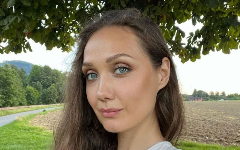 Євгенія Власова назвала круглу суму, яку заробляє щомісяця, та що їй приносить такі доходи