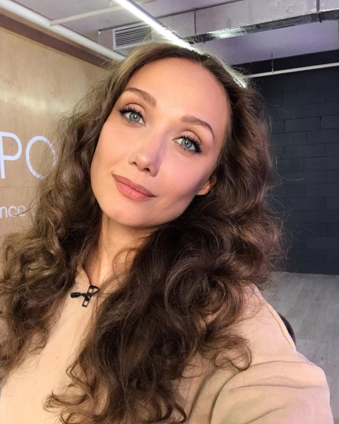 Євгенія Власова назвала круглу суму, яку заробляє щомісяця, та що їй приносить такі доходи