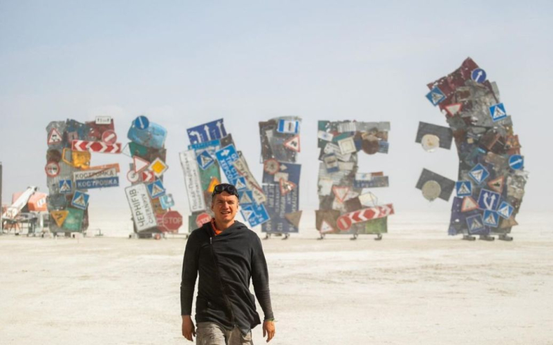 На Burning Man з'явилася інсталяція від України, повністю створена з артефактів війни
