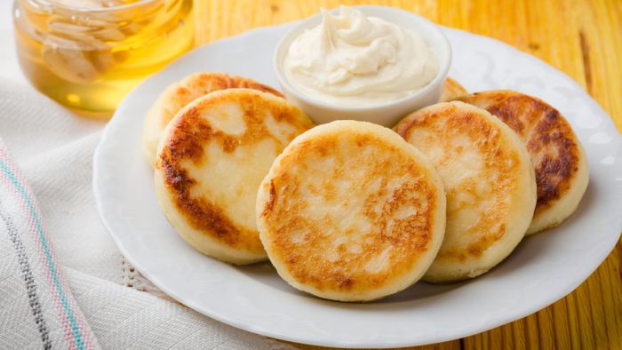 Рецепт ніжних сирників з родзинками